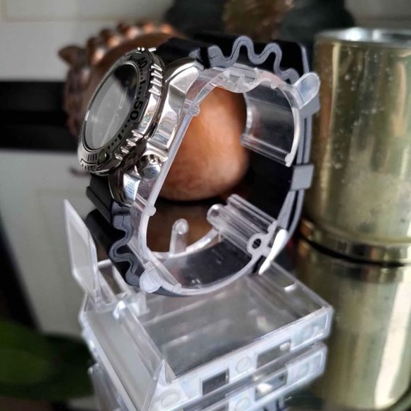 [SOLD]     Women's MOMENTUM DIVE WATCH 200M Water Resistant New Battery and Band - Picture 4 of 11